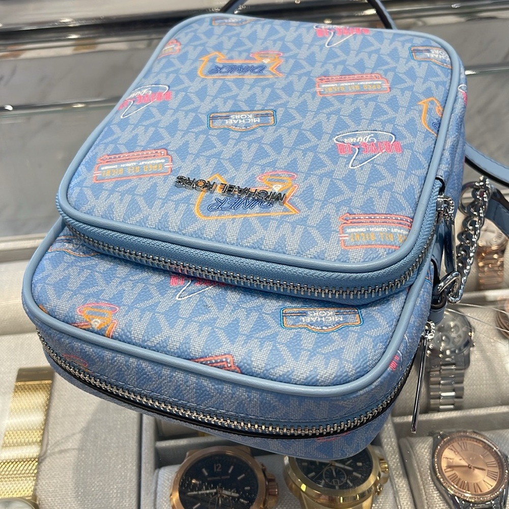 MICHAEL KORS
J Set Md Printed Signature Logo Crossbody NS CHAIN XBODY Flight
NWT - Picture 8 of 16